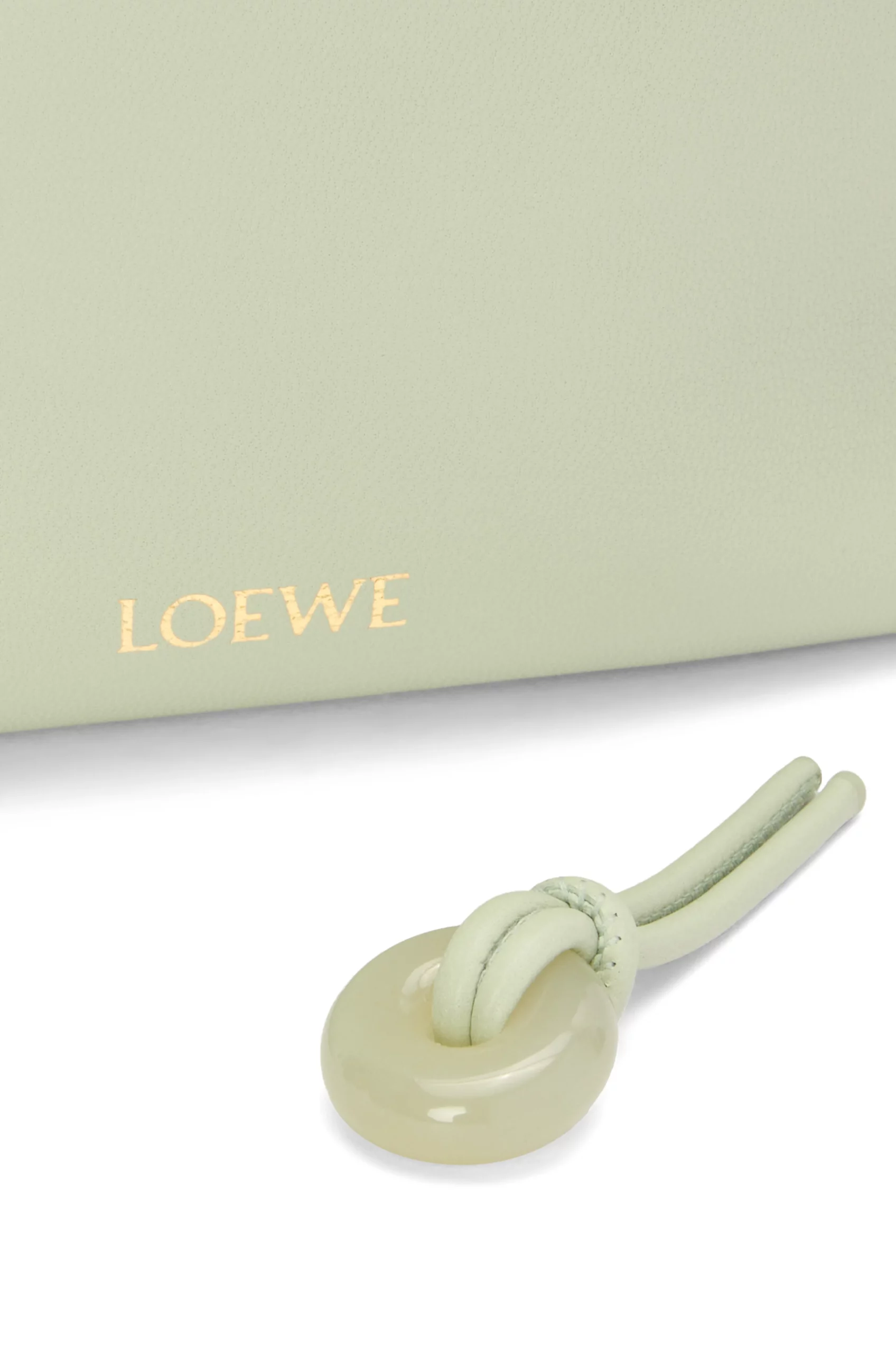 每款包包附有一塊玉