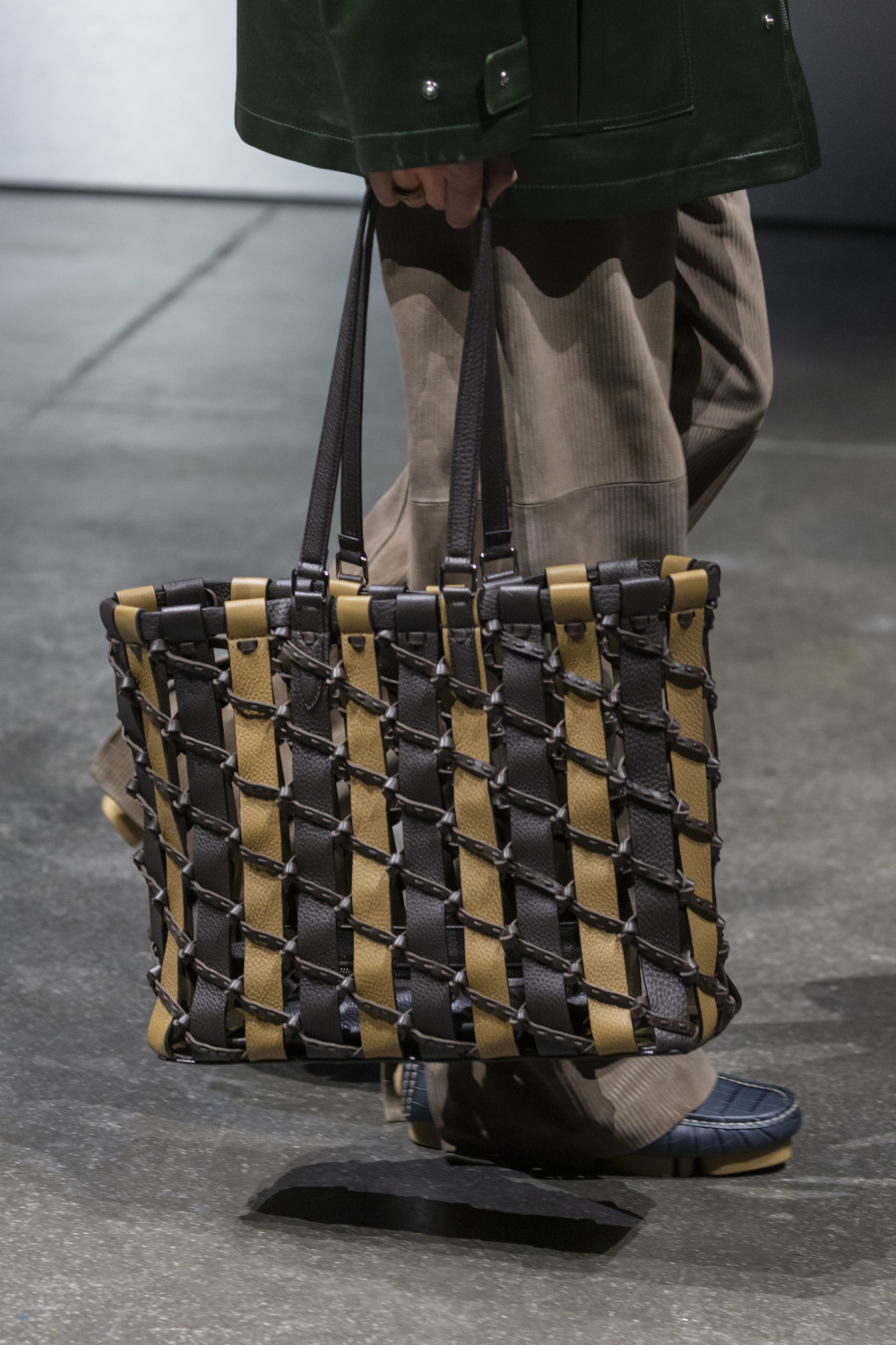 Peekaboo ISeeU的包身正面和手柄採用清漆亮面鋁製解構輪廓