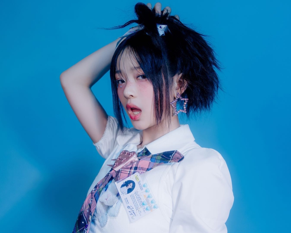 第一組照片呼應NewJeans兩首表演曲目的美式高校生風格