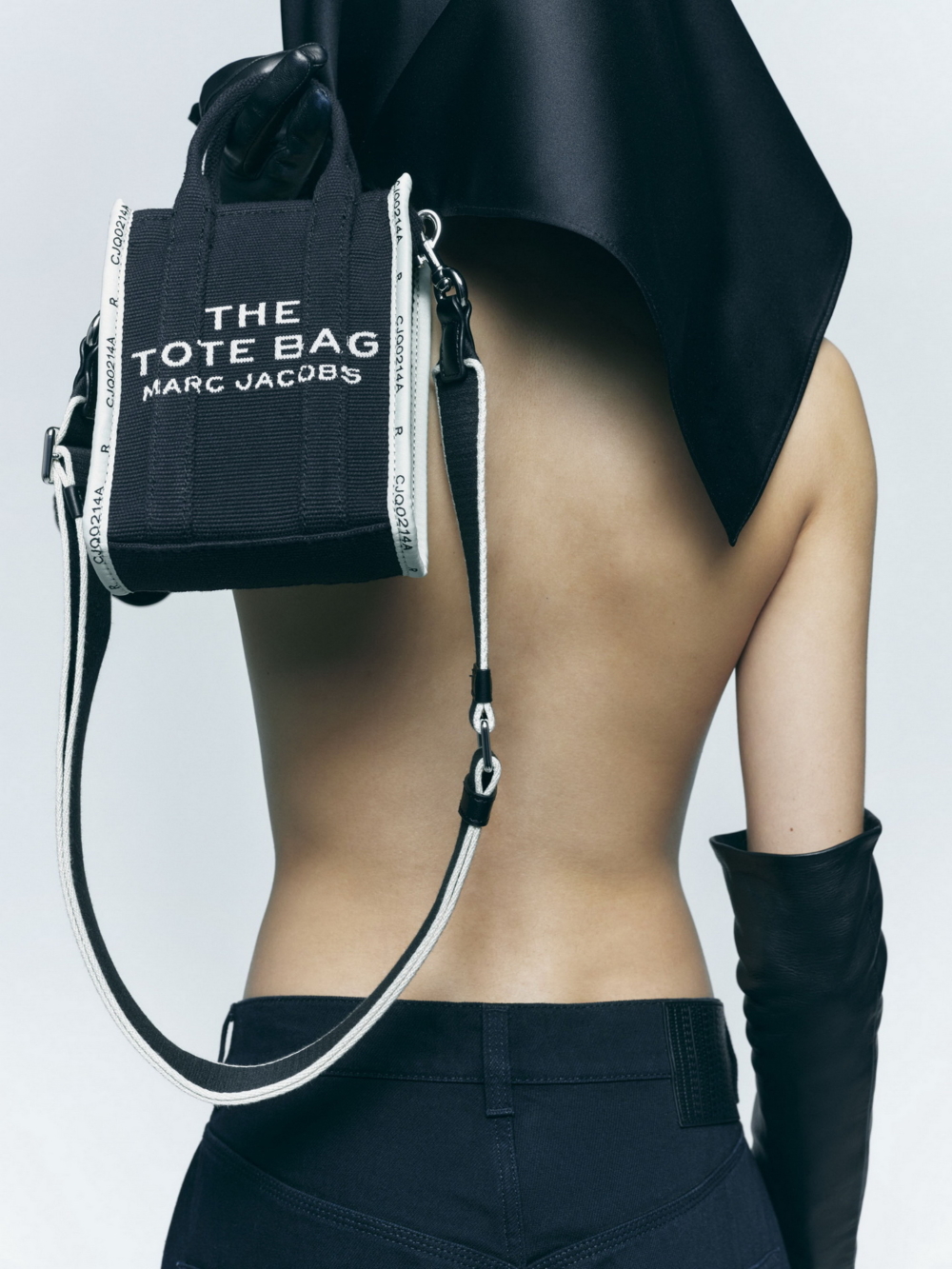 Marc Jacobs 經典黑緹花紋Phone Tote手機包。