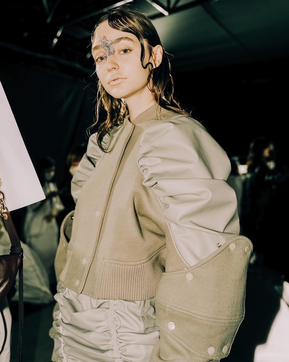 不對稱剪裁、異材質拼接打造可多組合的穿搭