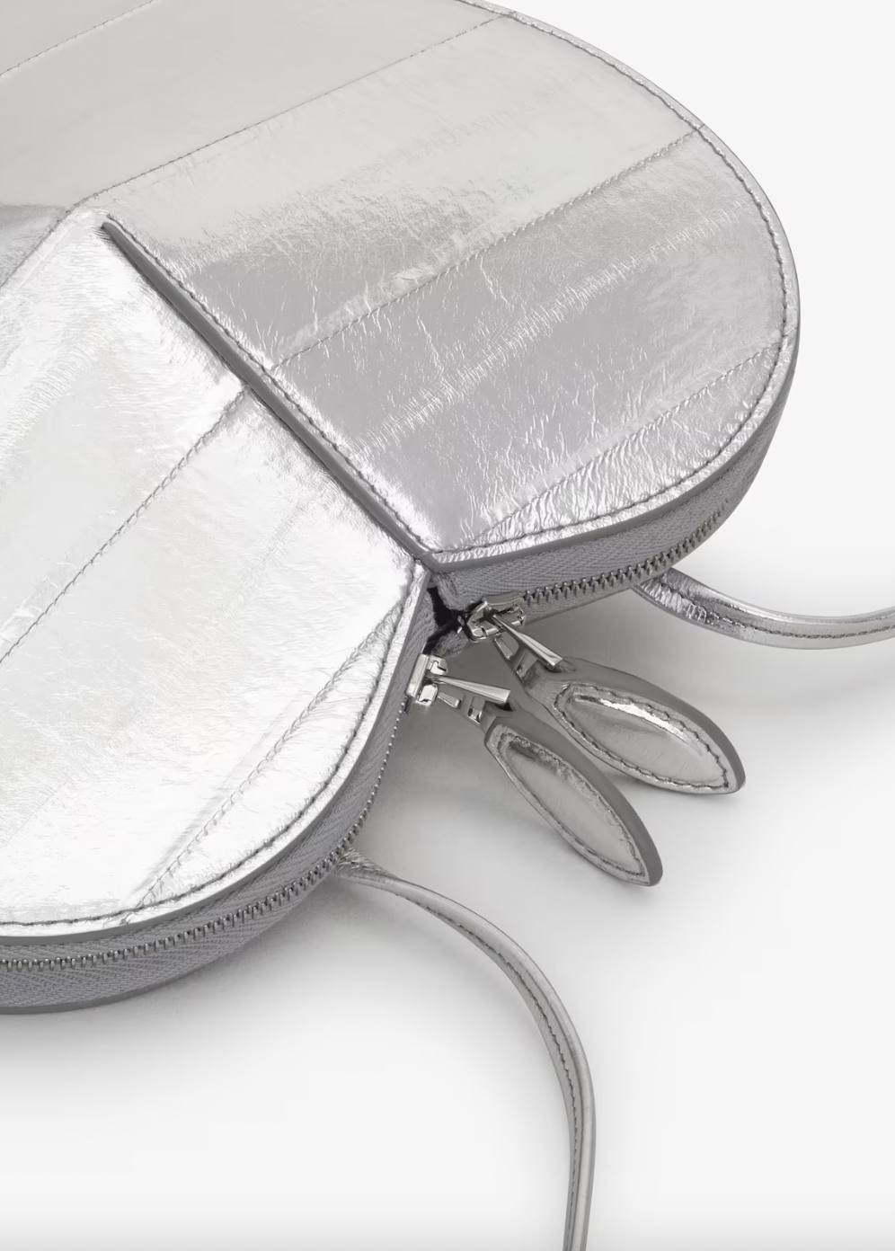 LE CŒUR BAG IN EELSKIN。