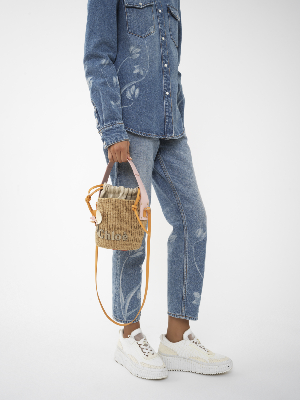 能以手提的方式攜帶。