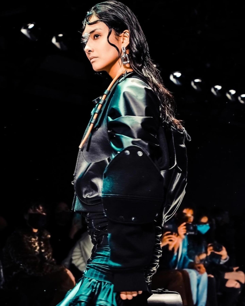 不對稱剪裁、異材質拼接打造可多組合的穿搭