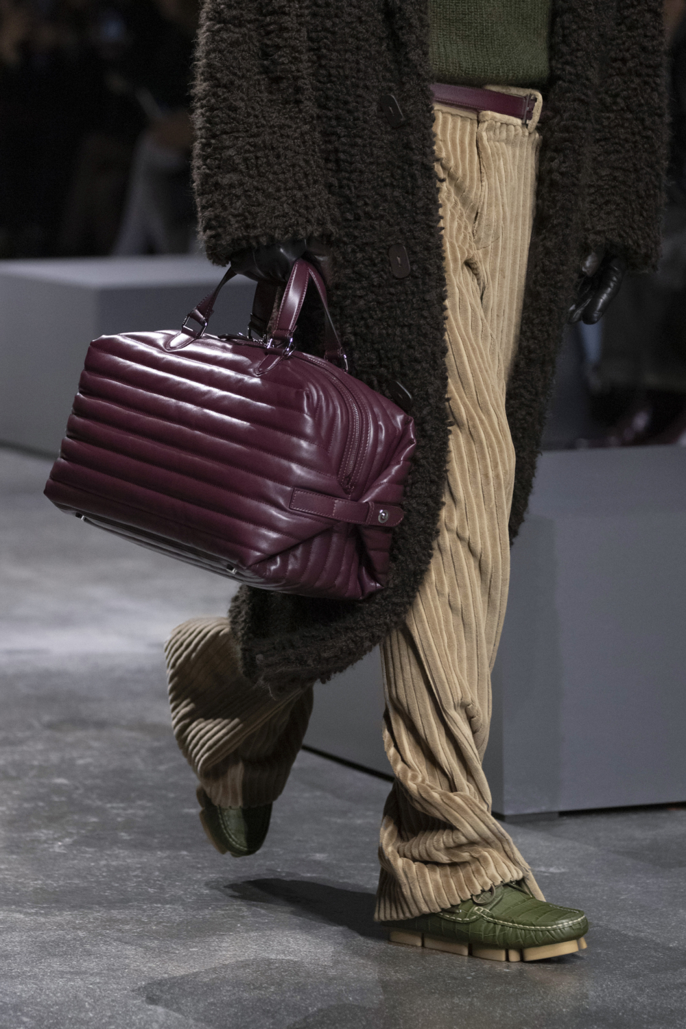 秋冬男裝配件推出多款蓬鬆廓形的手袋