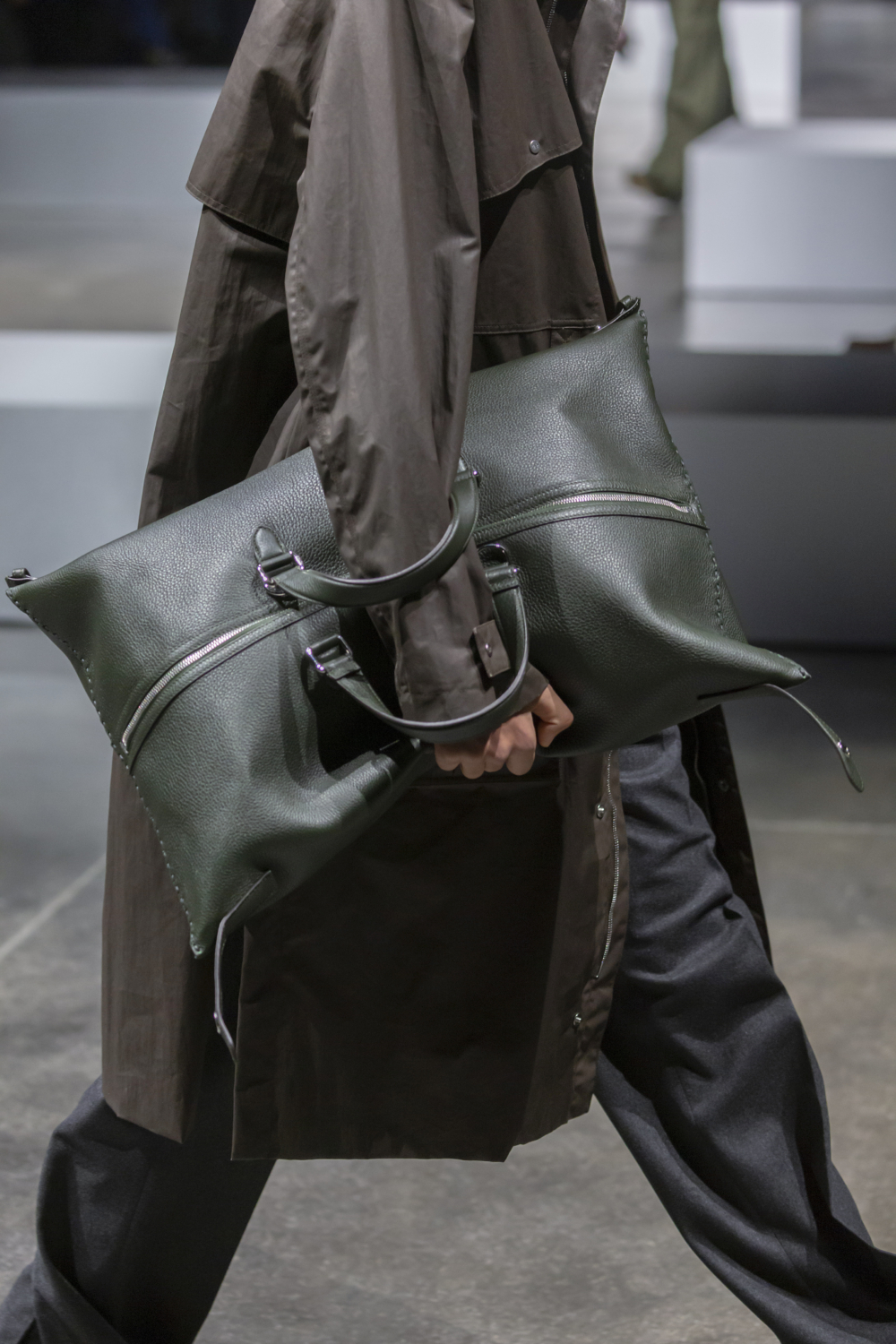 使用條紋絎縫工藝或翻羊毛材質製成的Siesta包放大至宛如枕頭的尺寸