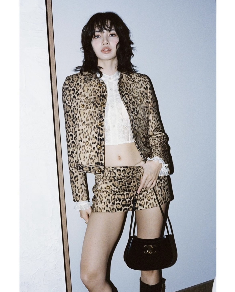 Lisa詮釋了黑色皮革版本。