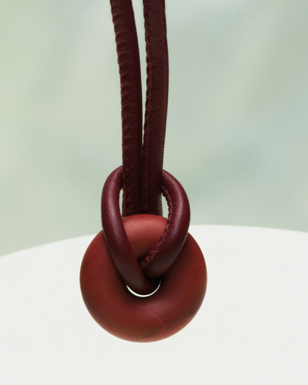 手袋內袋中均附有一塊與包款同色系的玉環