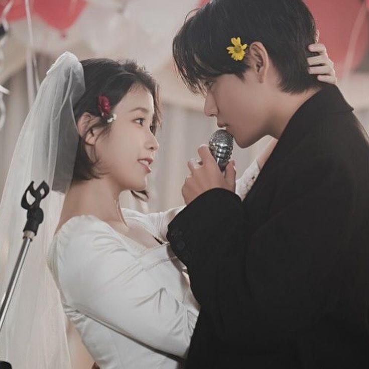 在鏡頭裡兩人享用豐盛的大餐、穿上西服和婚紗攜手走過人群