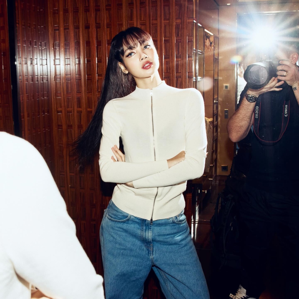 Lisa身穿白色的Paloma-Wool夾克與舞群合影