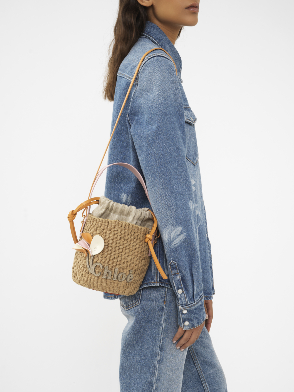 又或是以斜背的方式攜帶。