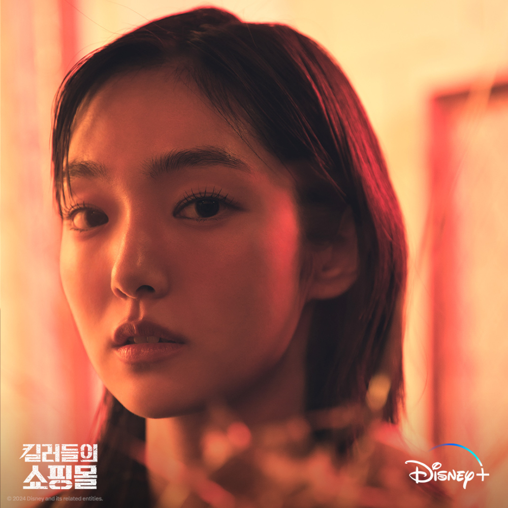 故事講述身為大學生的姪女鄭智安在繼承想隱退卻被殺害的傭兵叔叔的資產