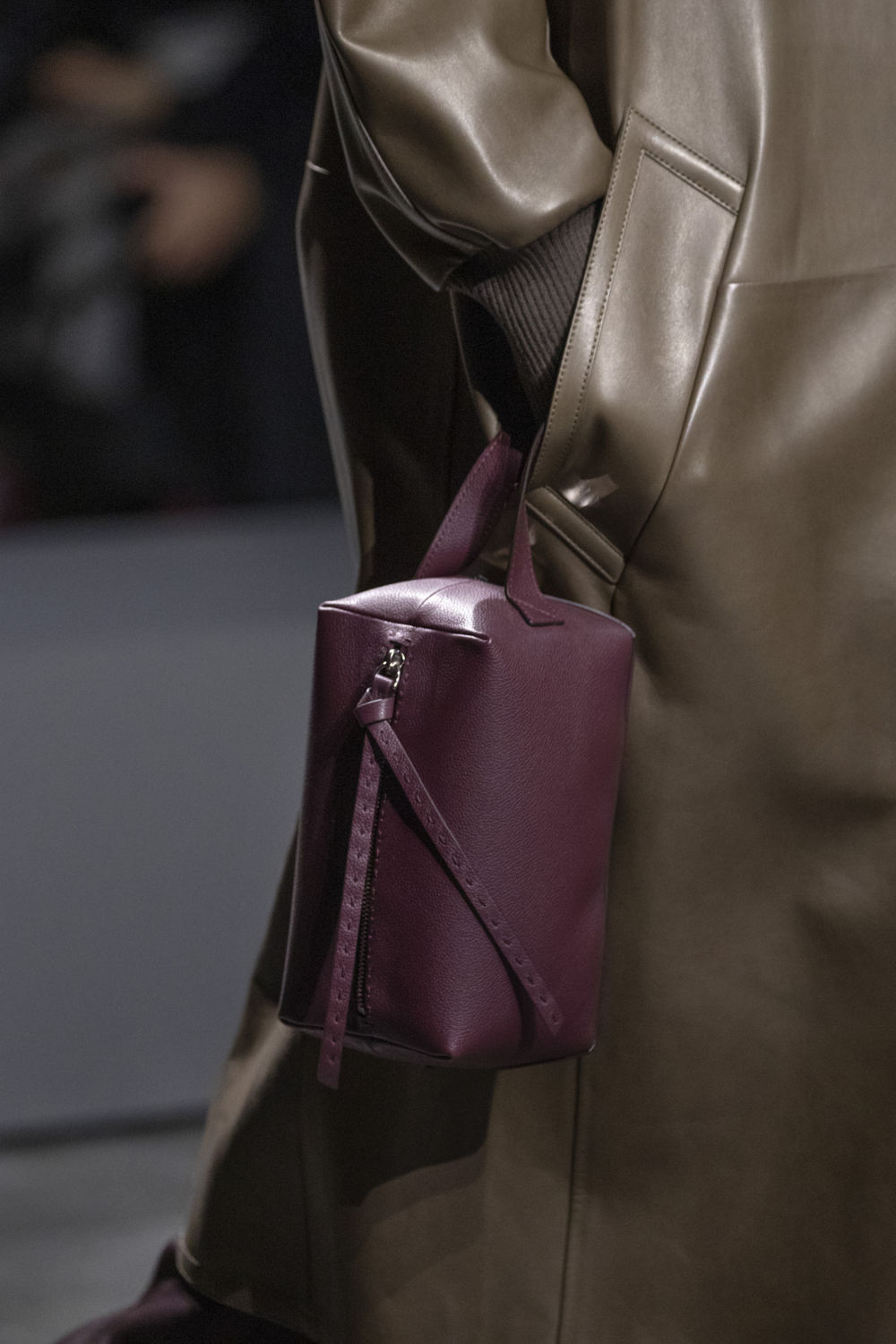 秋冬男裝配件推出多款蓬鬆廓形的手袋