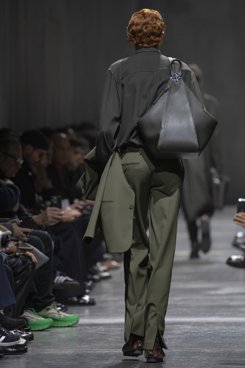 充滿曲線和廓形的大型手袋