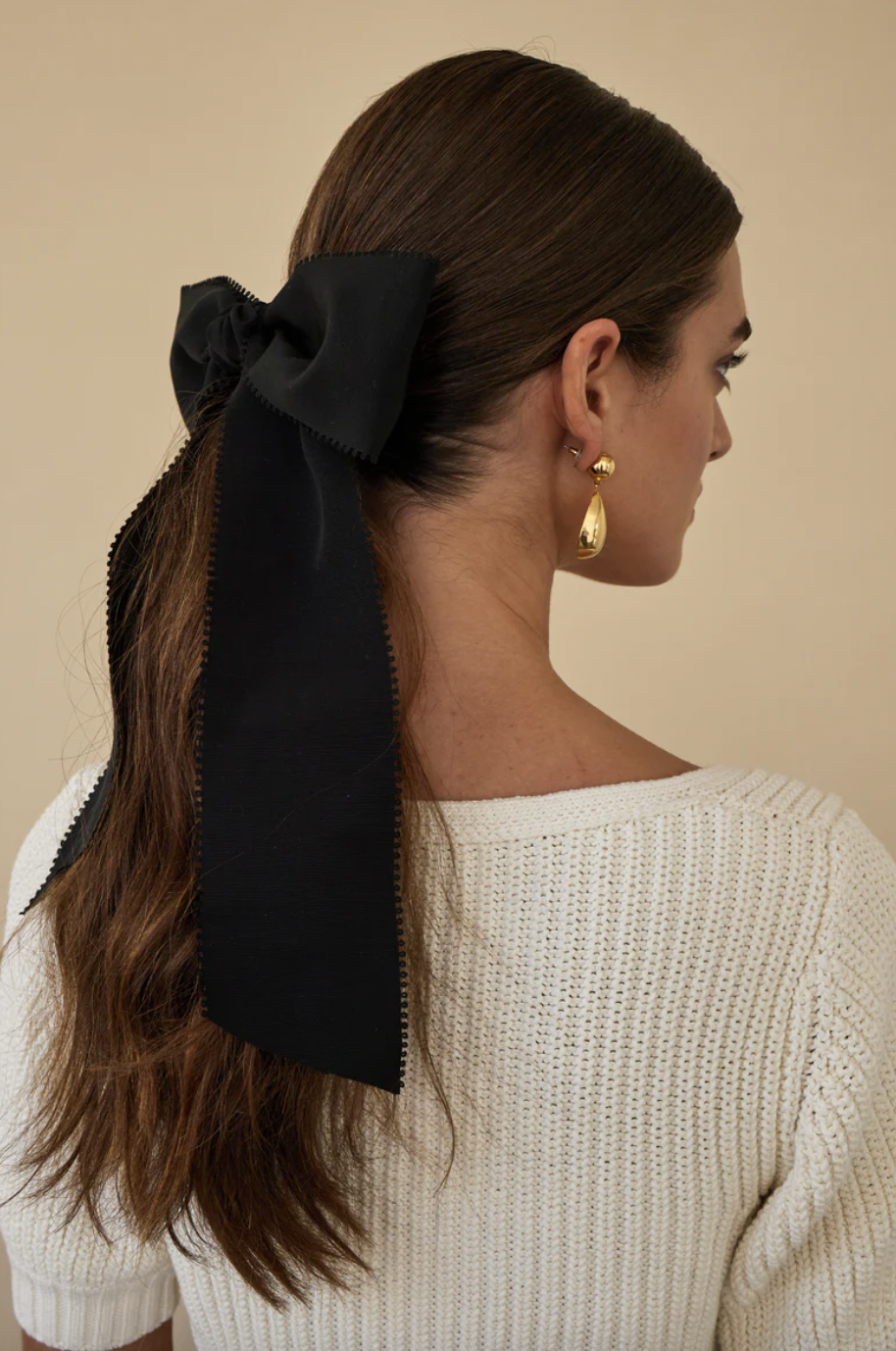 在情人節之際,能在造型中加入蝴蝶結的髮飾。