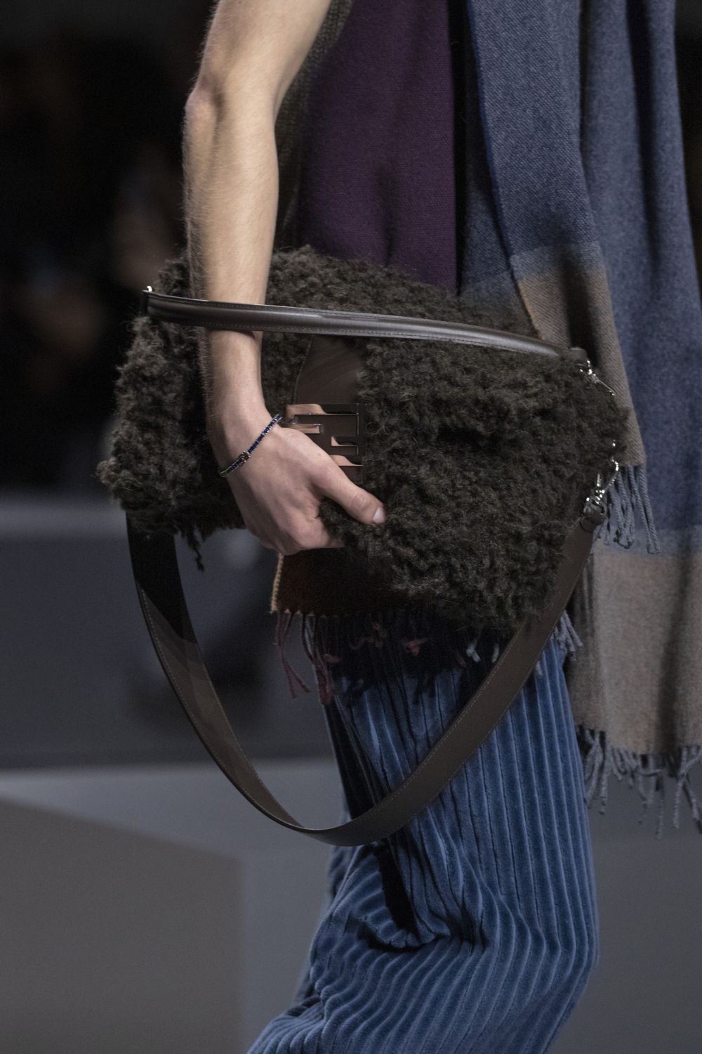 手袋換上象徵冬日的毛絨材質