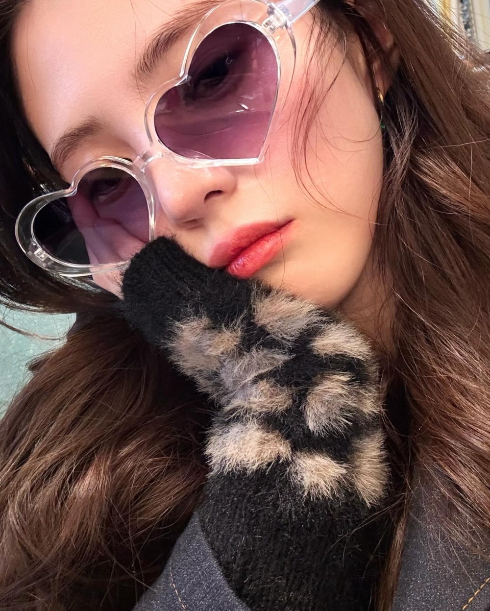 韓韶禧愛心眼鏡回歸甜酷穿搭