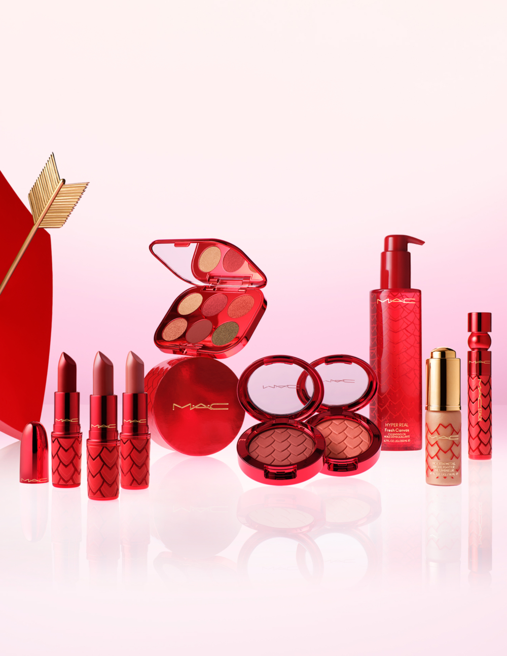 以M·A·C紅運愛戀限定彩妝系列化出節日浪漫妝容，不知會否提升戀愛運、增加異性緣呢？ 