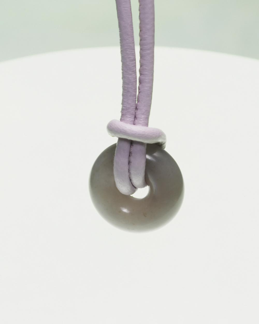 手袋內袋中均附有一塊與包款同色系的玉環