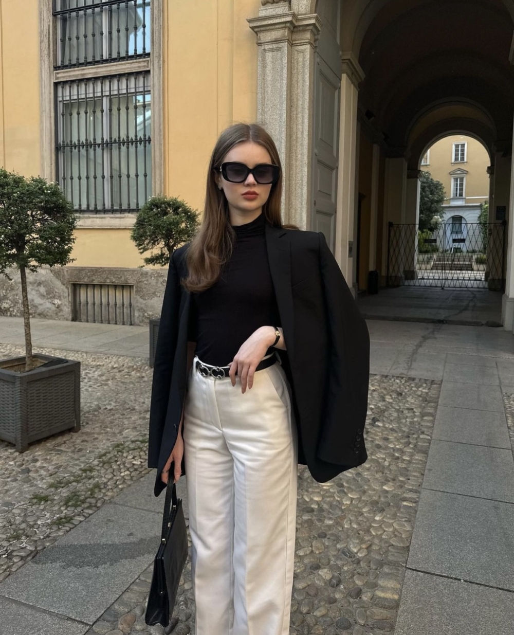 散發滿滿高雅知性的魅力。