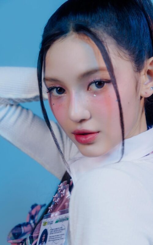 第一組照片呼應NewJeans兩首表演曲目的美式高校生風格