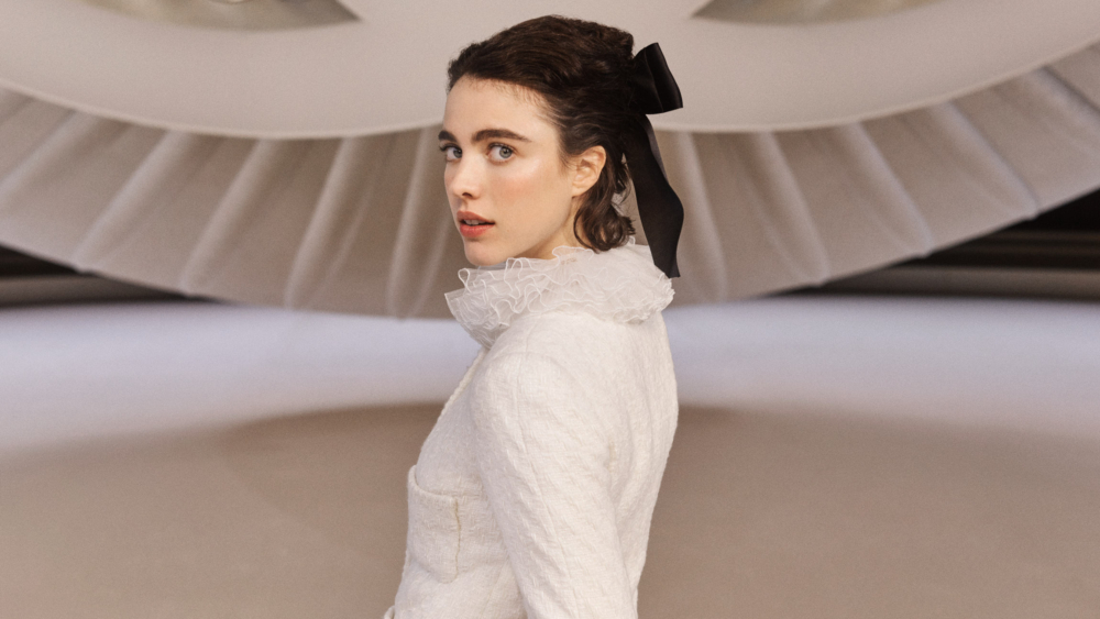 在髮型中加入蝴蝶結的造型。