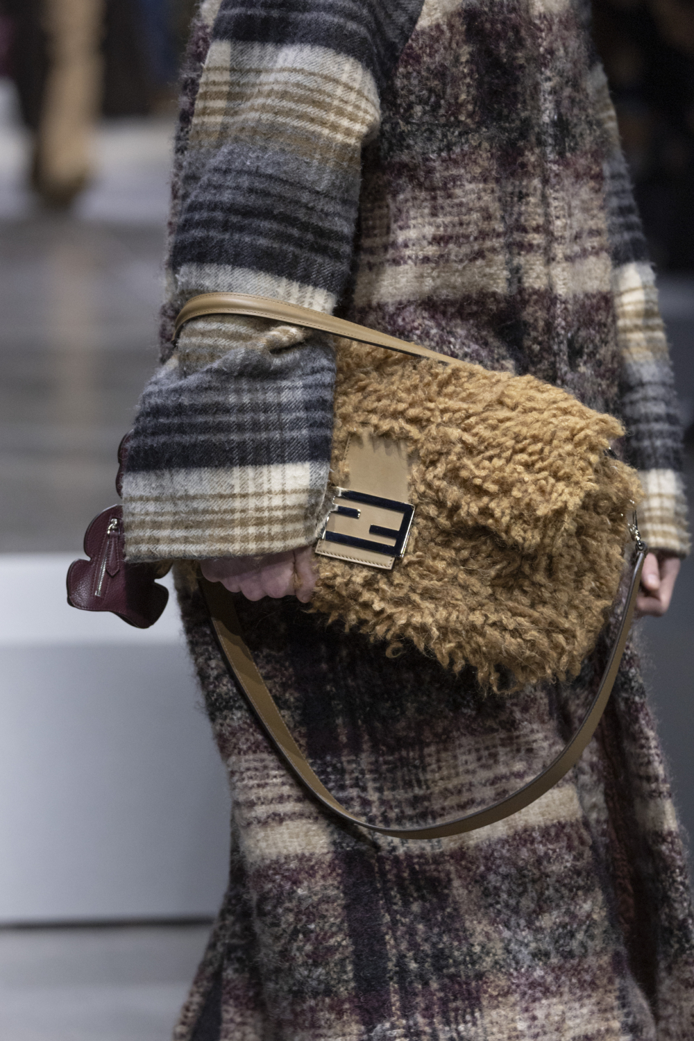 手袋換上象徵冬日的毛絨材質