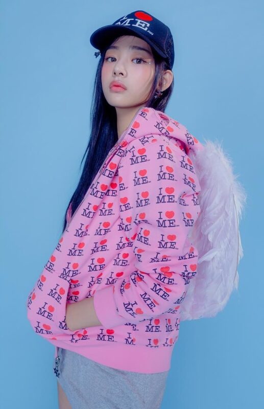大膽奇怪廓形與亮麗色彩帶來拼貼的效果