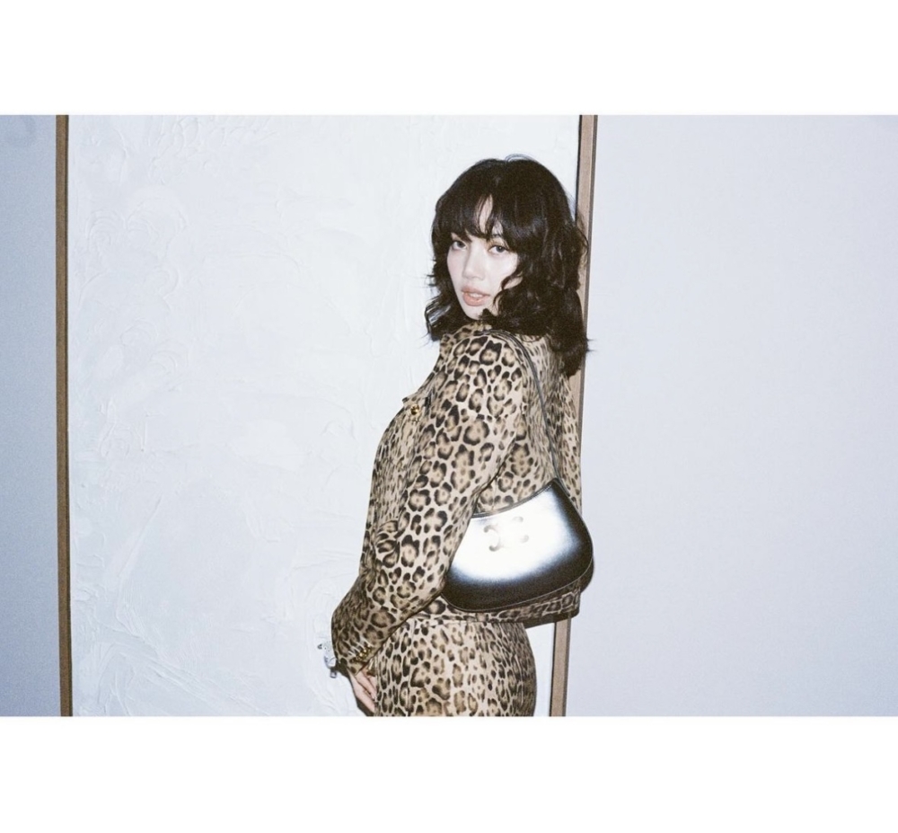 Lisa演繹CELINE Medium Tilly Bag。