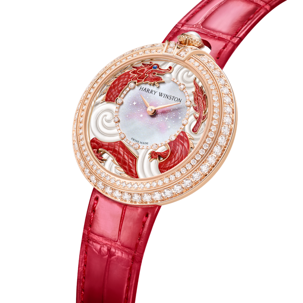 運用珍珠母貝、鑽石鑲嵌與金雕、漆藝等工藝