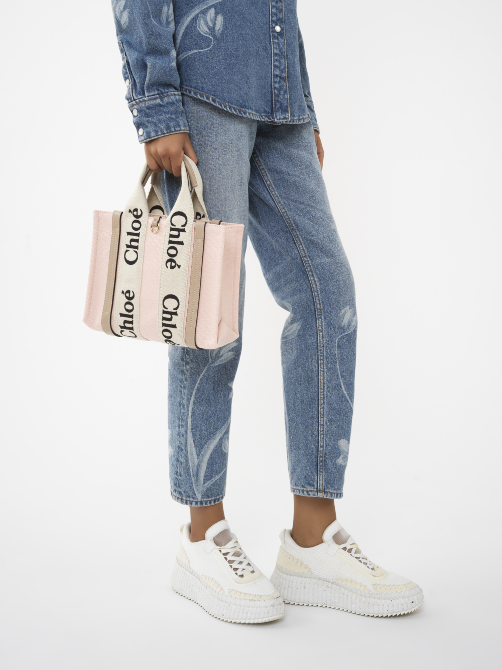 能手提的Chloé Woody粉色小型托特包 。