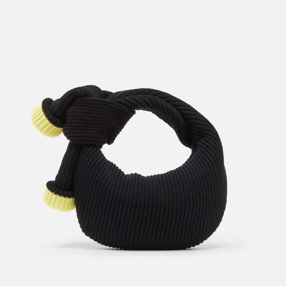 Bottega Veneta幫明星商品Jodie穿上毛衣