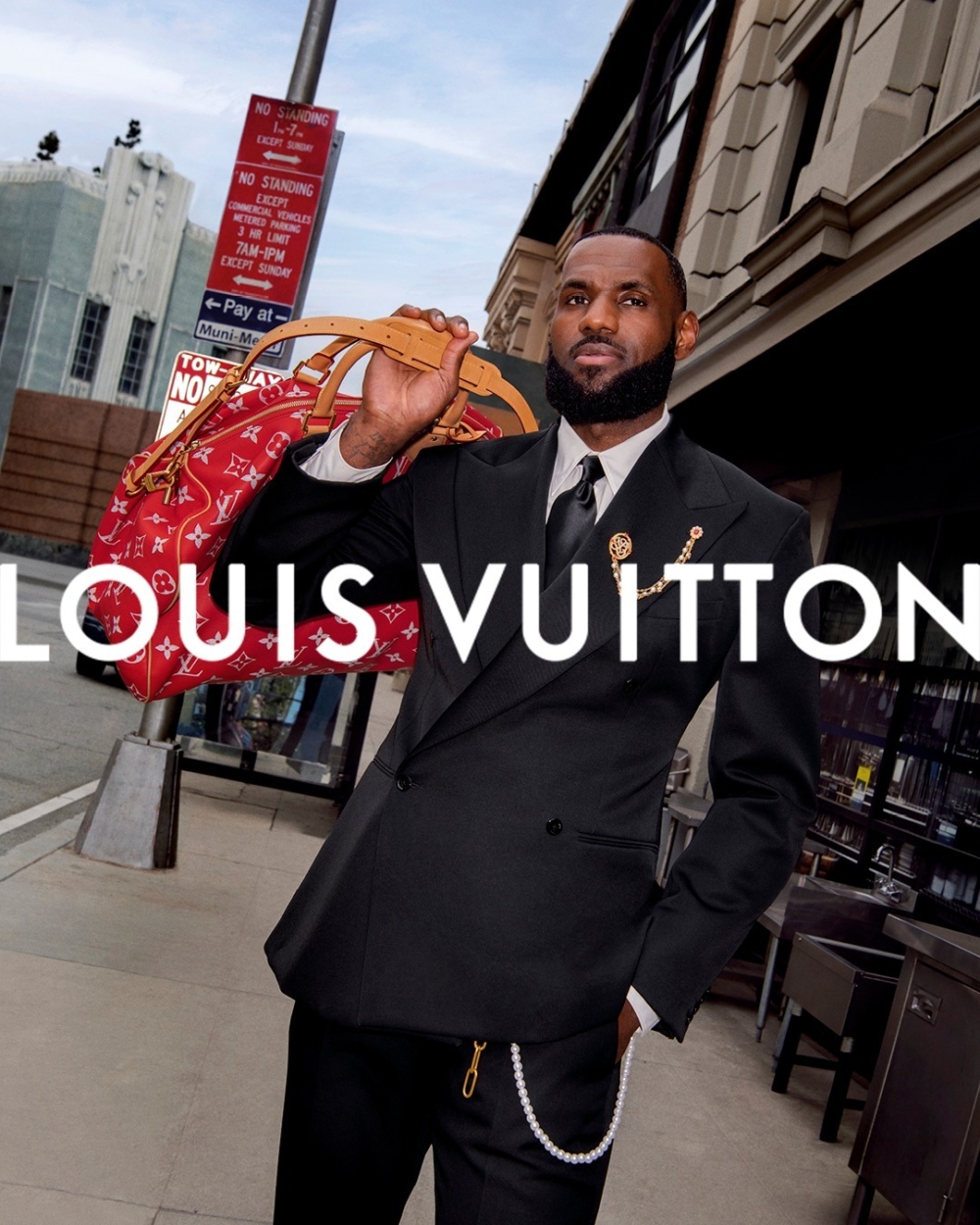 明星籃球員LeBron James也曾使用新款Louis Vuitton Speedy P9出入各大場合