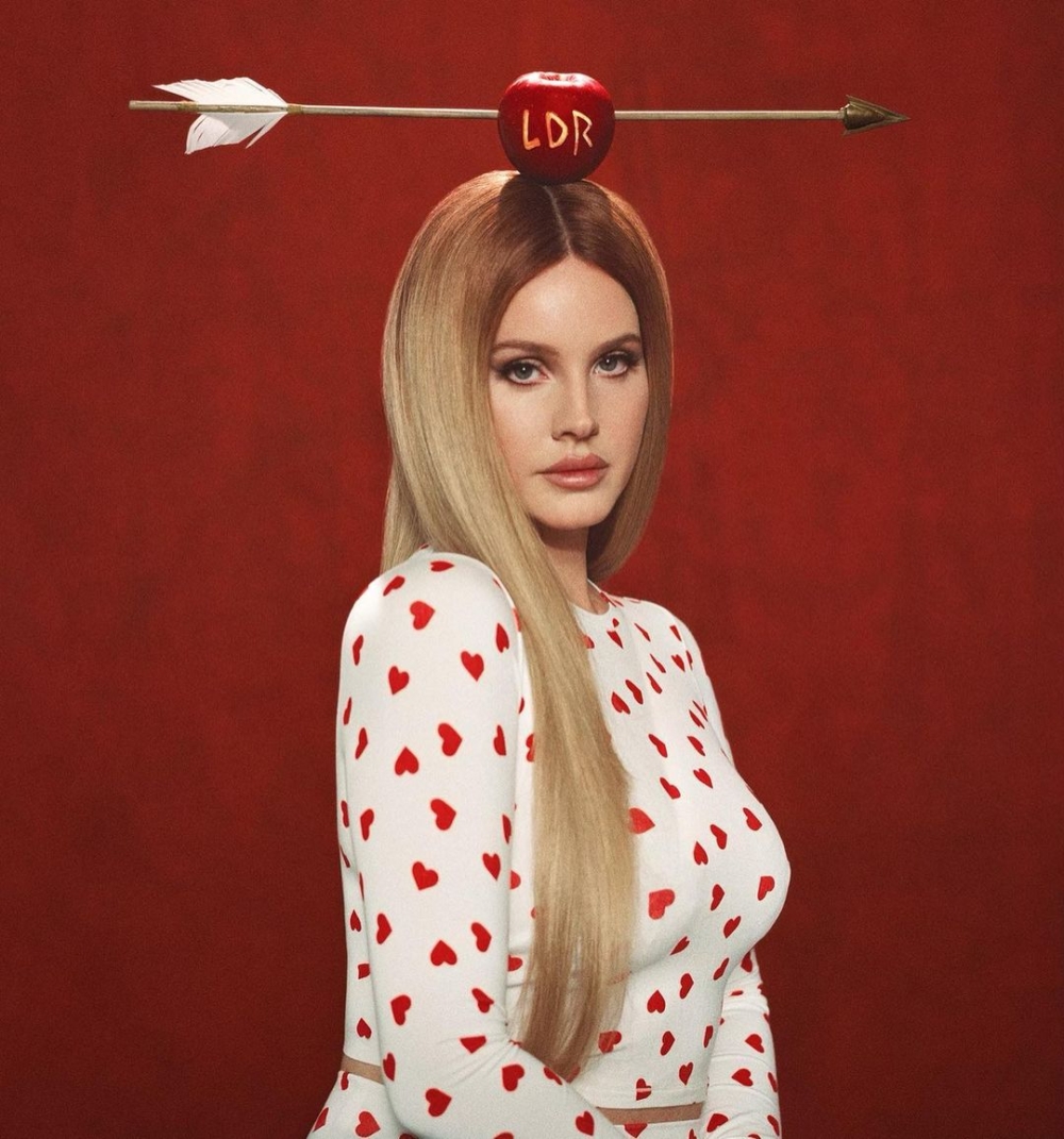 Lana Del Rey出鏡SKIMS的情人節時尚大片。