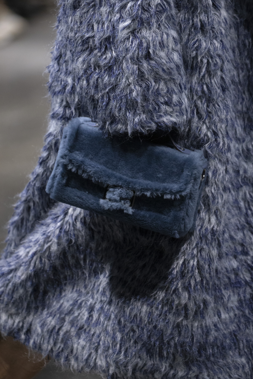 手袋換上象徵冬日的毛絨材質