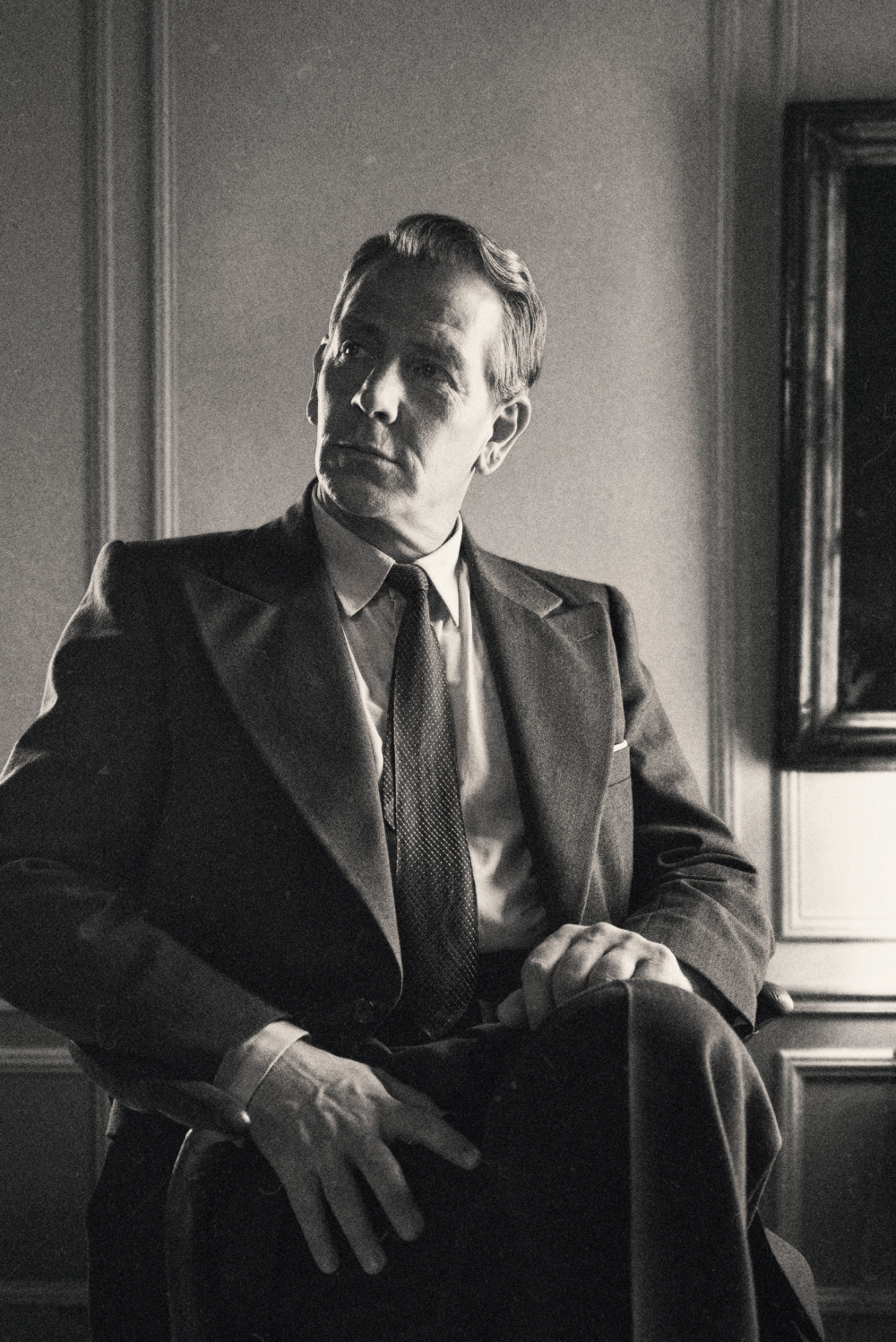 Ben Mendelsohn飾演Christian Dior。