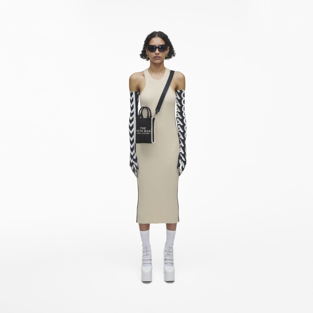 Marc Jacobs 經典黑緹花紋Phone Tote手機包。