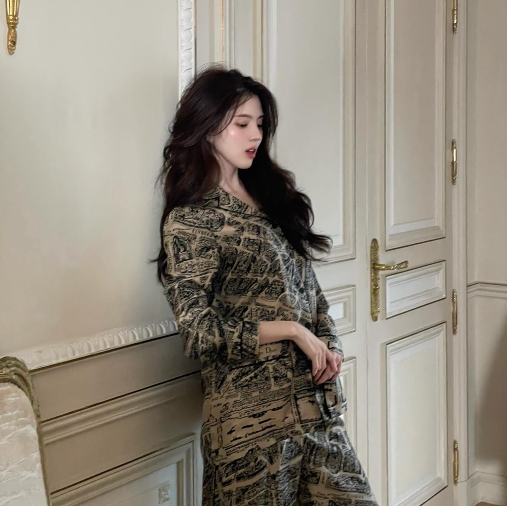 換上印有巴黎地圖的「Dior Plan de Paris」印花睡衣