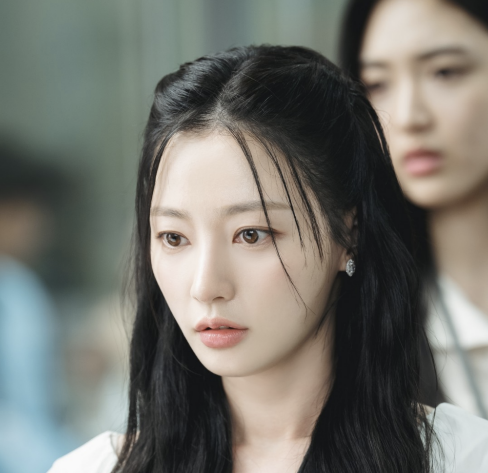 自然系原生眉降低了眉峰的銳利感，看起來更溫柔。