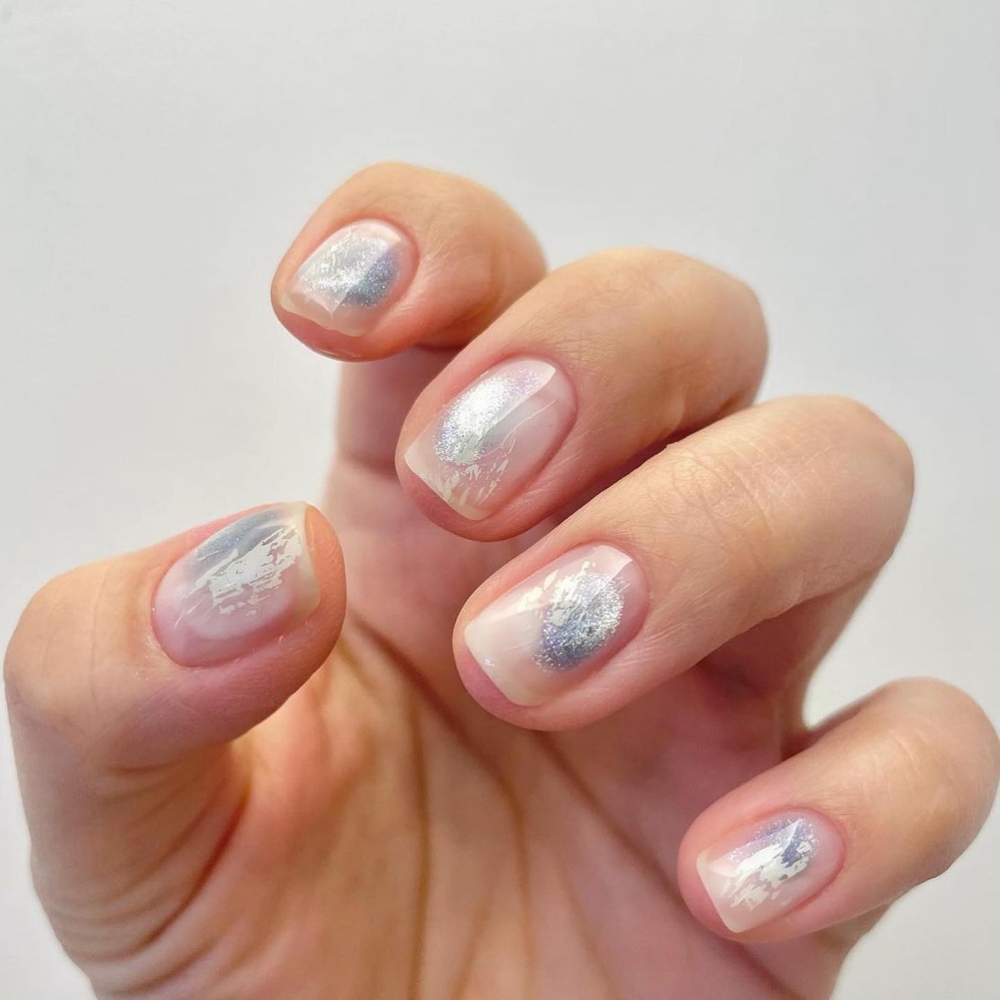 帶有輕透感的透明指彩加上銀色色塊的組合