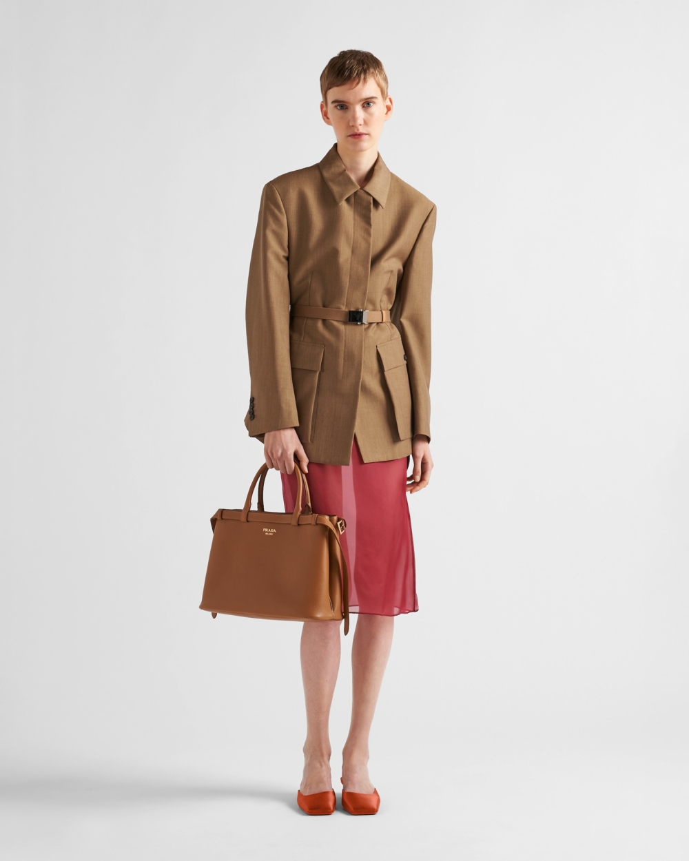 正式的服裝又或是休閒裝束都皆宜。