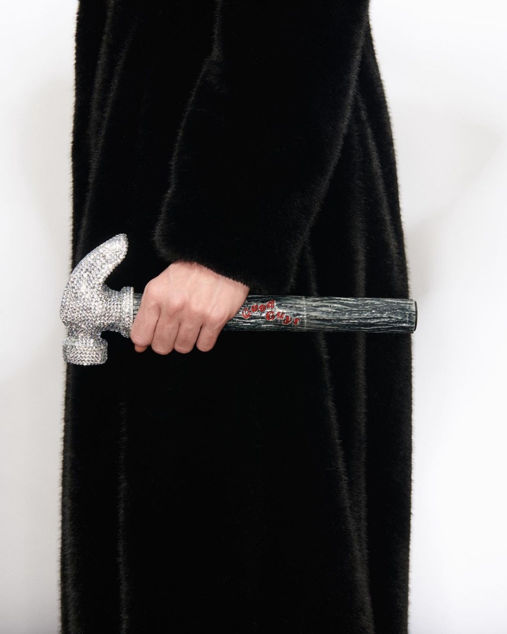 模特兒詮釋這款手拿包。