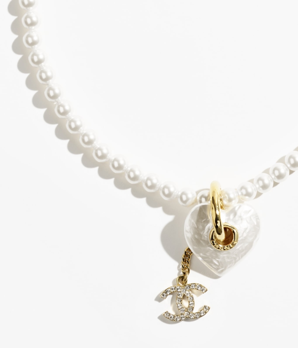 以金屬、高級樹脂、琉璃珠與水鑽的元素打造而成。