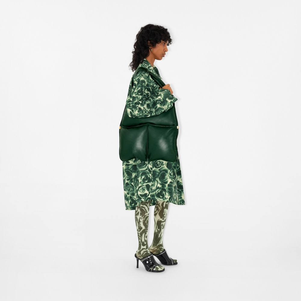 模特兒演繹Snip Shoulder Bag。