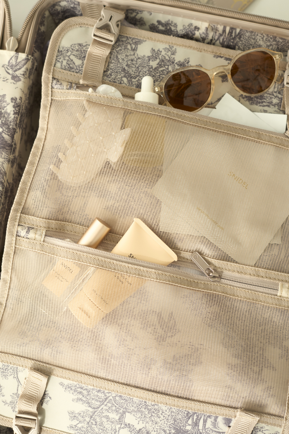 行李箱內有著豐富的收納空間。