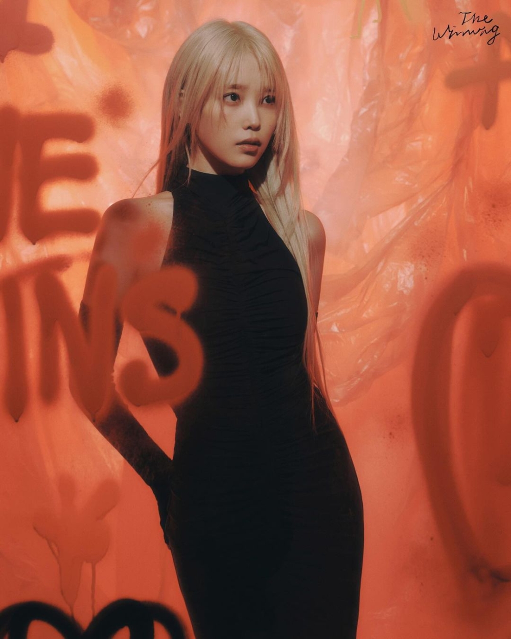 性感的削肩洋裝。