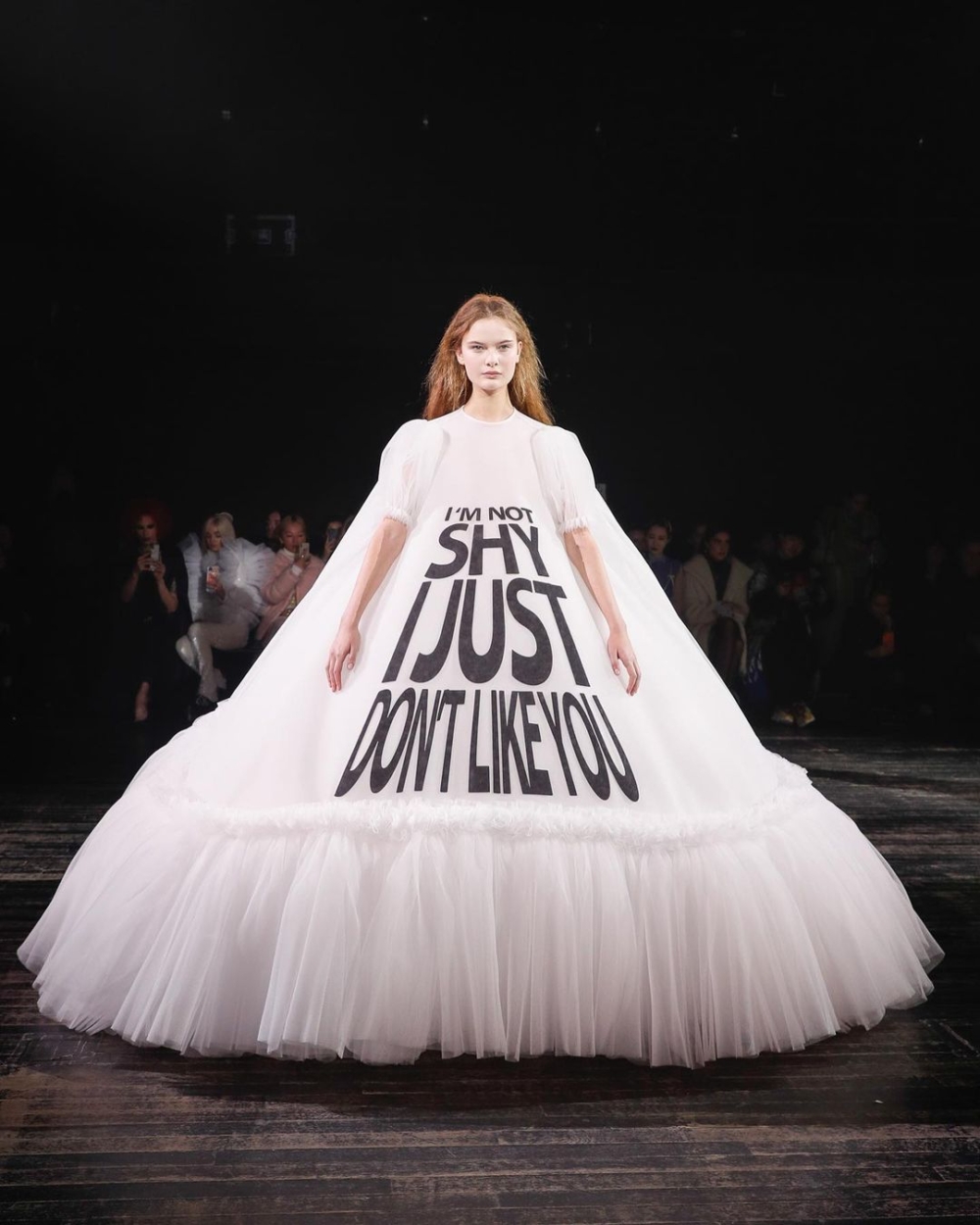 在伸展台上的時尚設計。