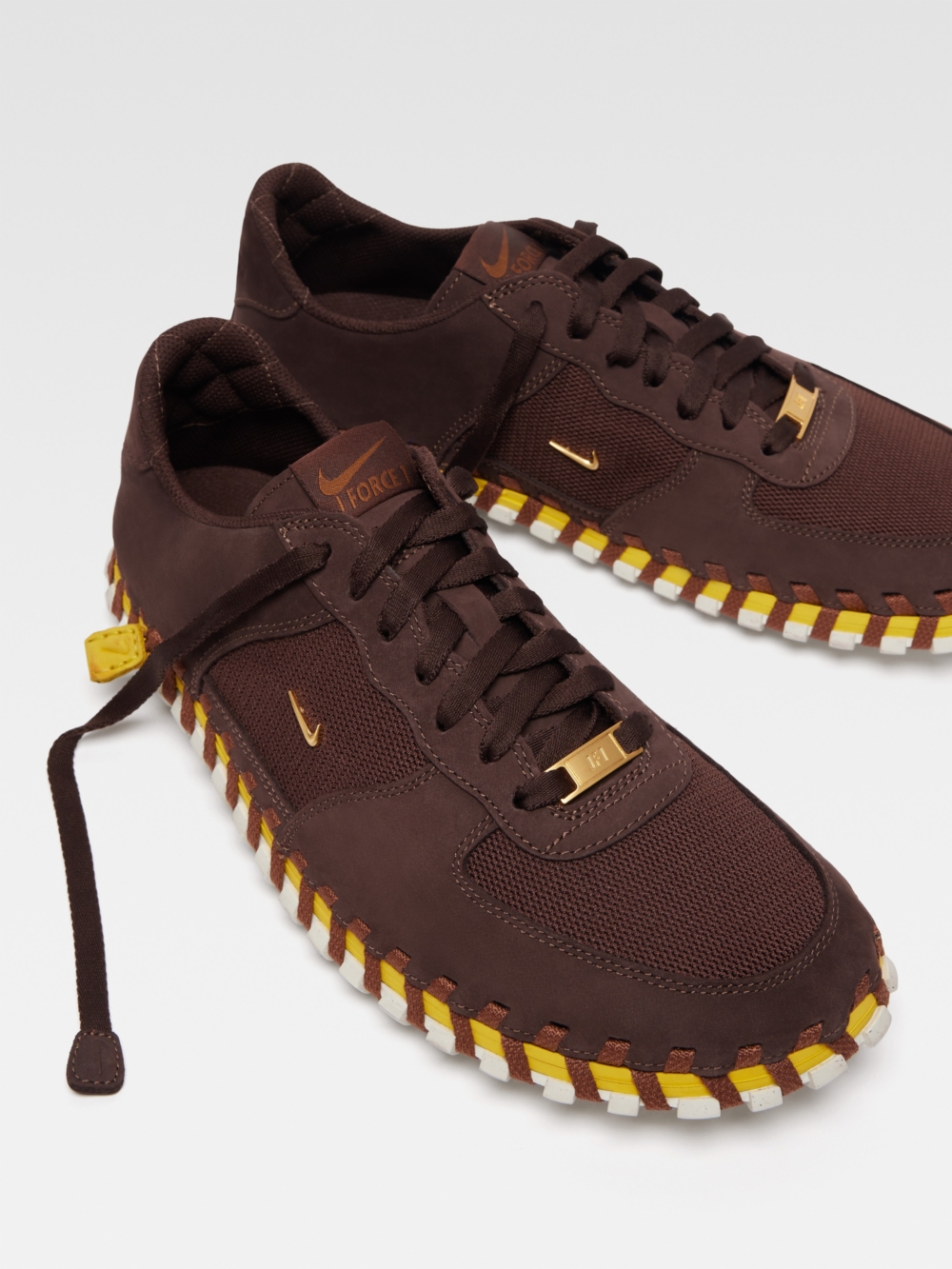 Jacquemus × Nike新款J Force 1運動鞋登場