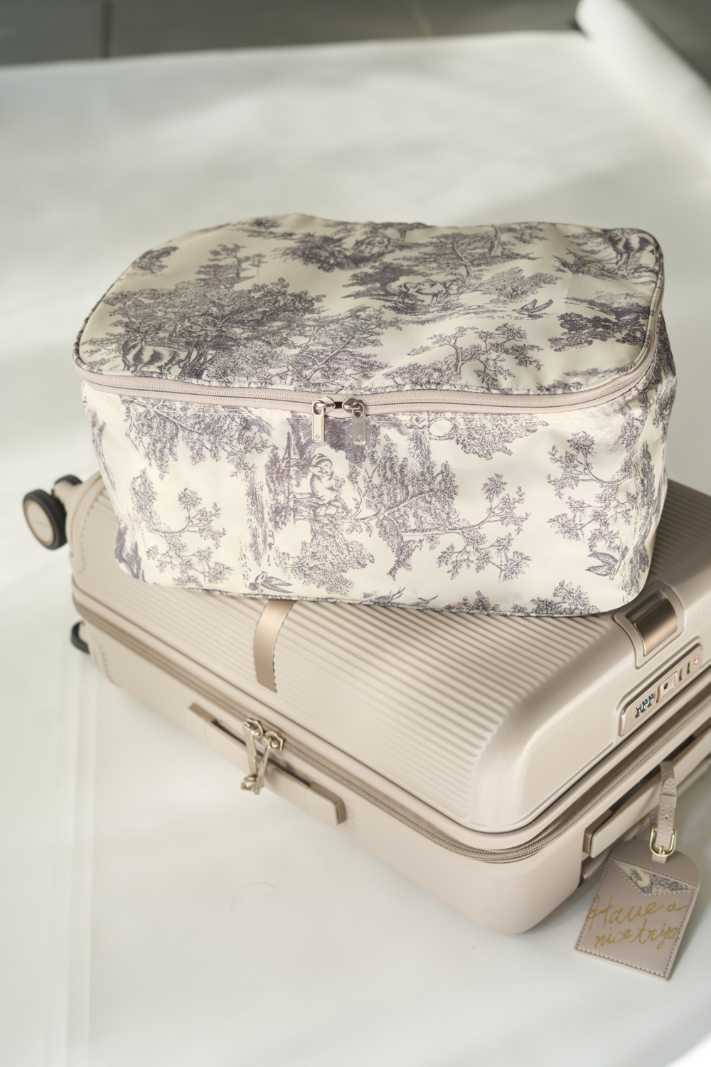 SNIDEL原創的Toile de Jouy圖案設計也注入在設計之中。