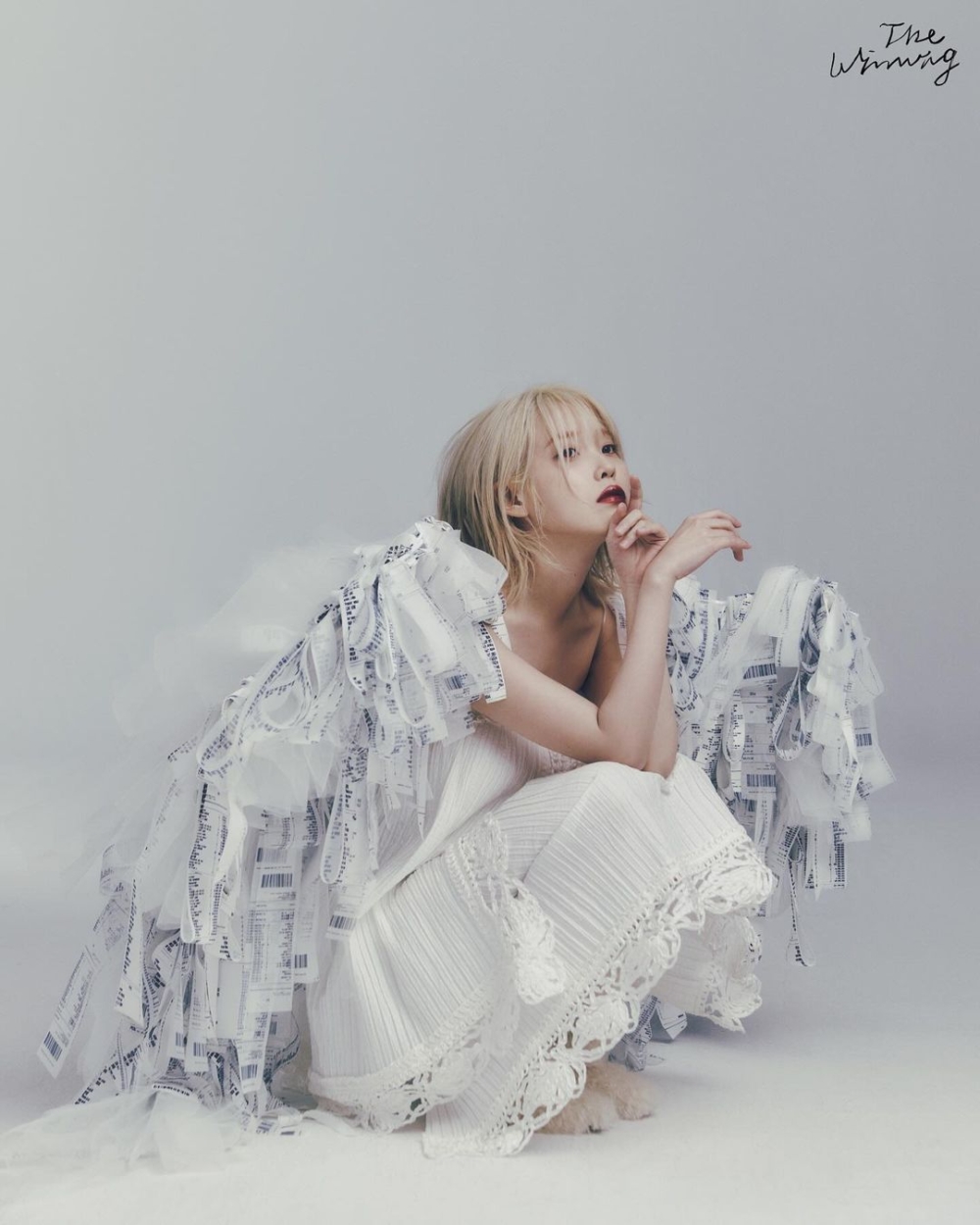 她詮釋發票翅膀的造型。